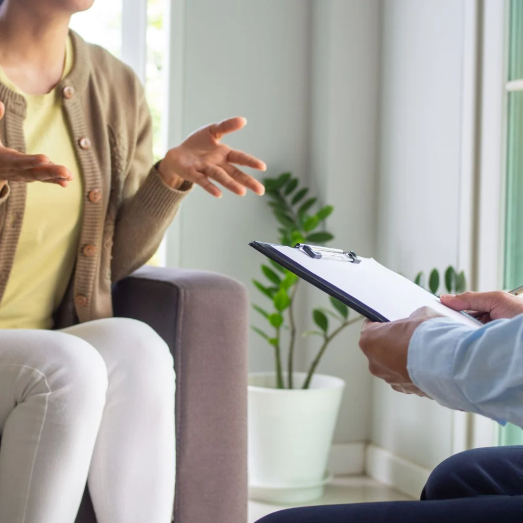 Clientă care povestește deschis, gesticulând, în timpul unei ședințe de consiliere